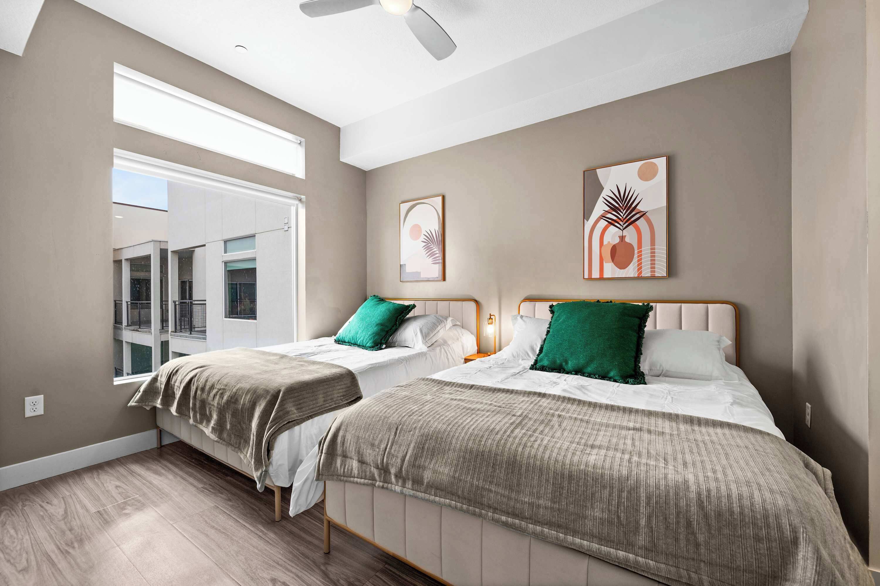 2 habitaciones, escritorio y tabla de planchar con plancha 