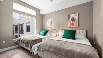 2 habitaciones, escritorio y tabla de planchar con plancha