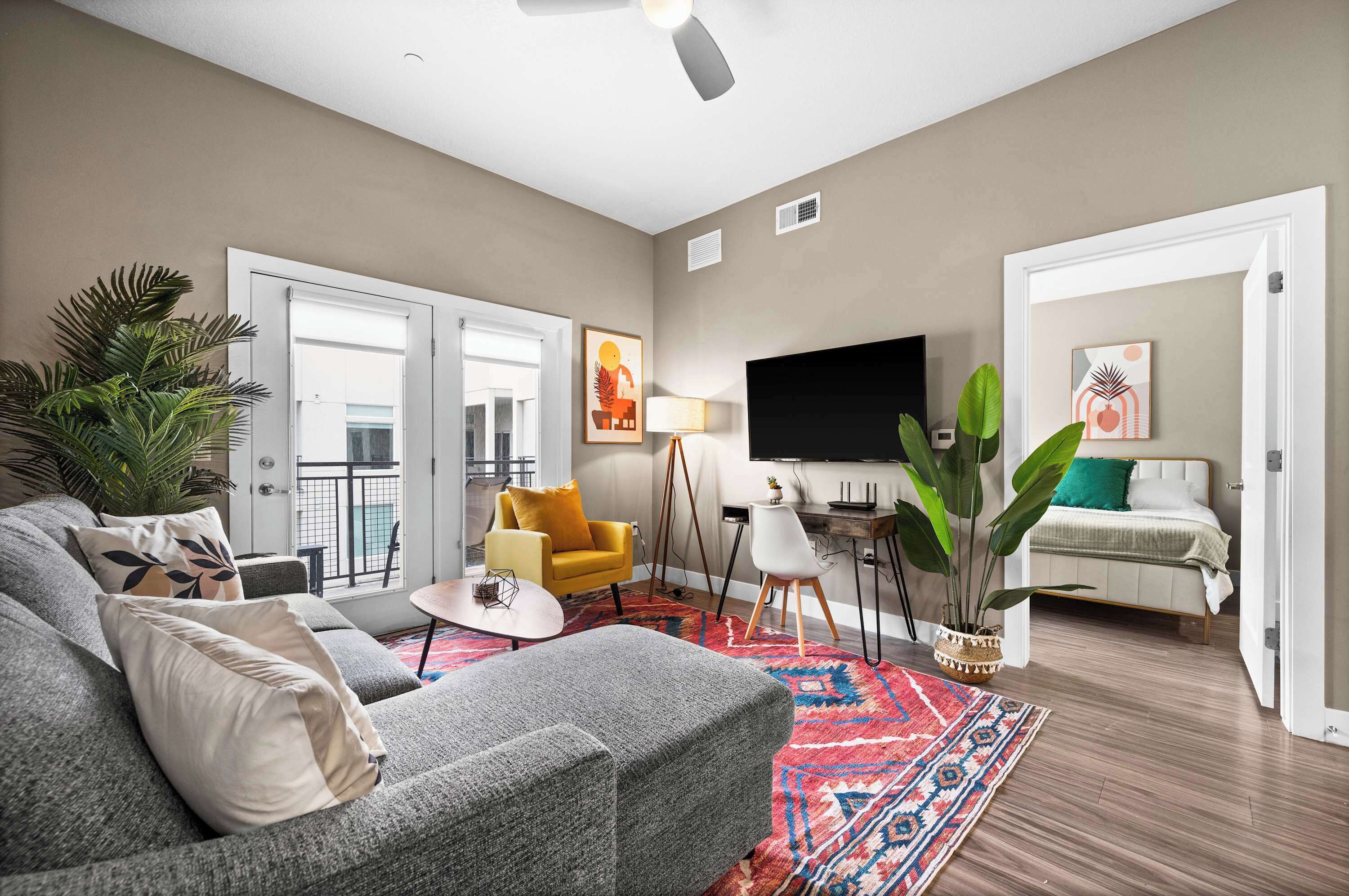 Televisión y oficina 