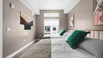 2 dormitorios, escritorio, tabla de planchar con plancha y cuna de viaje