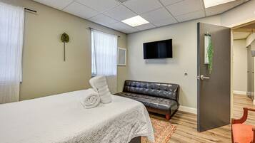 House (5 Bedrooms) | Interior