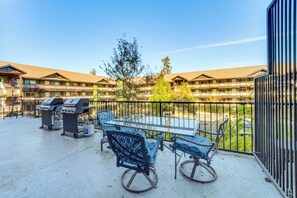 Apartment (2 Bedrooms) | Interior - Walk to the Lake: Chelan Condo w/ Mtn Views! (Chelan)