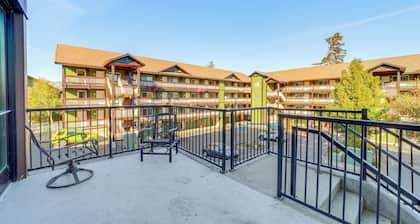 Walk to the Lake: Chelan Condo w/ Mtn Views!