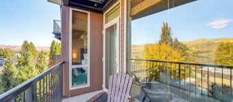 Walk to the Lake: Chelan Condo w/ Mtn Views!