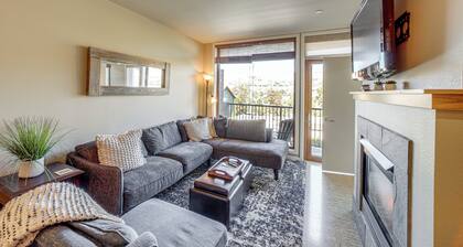 Walk to the Lake: Chelan Condo w/ Mtn Views!