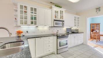 House (5 Bedrooms) | Interior