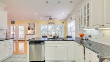 House (5 Bedrooms) | Interior