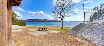 Community Perks: Cozy Hideaway Near Beaver Lake