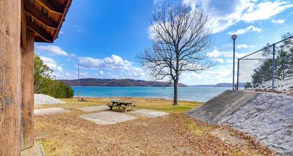 Community Perks: Cozy Hideaway Near Beaver Lake