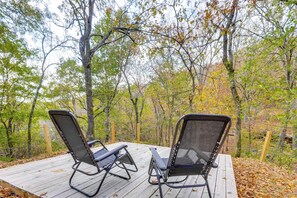 Interior - Grill & Rooftop Deck: Cozy Hideaway in Garfield (Garfield)