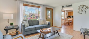 Hike, Ski & Ice Fish! Cozy Bungalow in Cedar