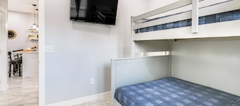 Small-town Charm & Patio Dining: Home in Madera!