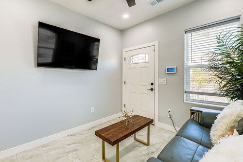 Small-town Charm & Patio Dining: Home in Madera!