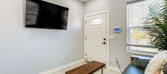 Small-town Charm & Patio Dining: Home in Madera!