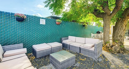 Small-town Charm & Patio Dining: Home in Madera!