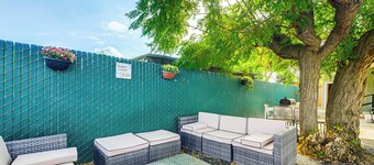 Small-town Charm & Patio Dining: Home in Madera!