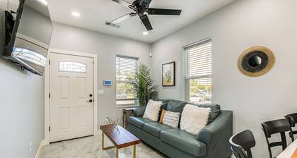 Small-town Charm & Patio Dining: Home in Madera!