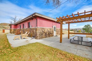 House (4 Bedrooms) | Interior - 1 Mi to Hot Springs State Park: Rustic Wyoming Gem (Thermopolis)