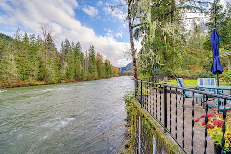 Interior. Darrington Home on River w/ Mountain Views