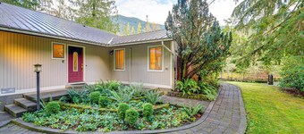 Darrington Home on River w/ Mountain Views