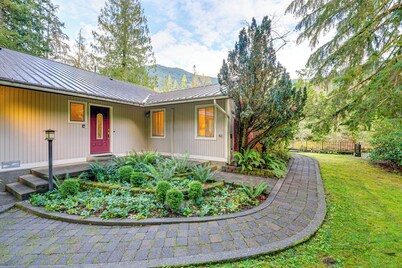 Darrington Home on River w/ Mountain Views