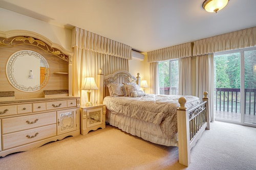 Darrington Home on River w/ Mountain Views