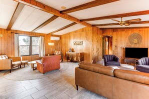 Interior - 6 Mi to Balanced Rock Park: Home in Castleford (Castleford)