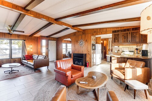 6 Mi to Balanced Rock Park: Home in Castleford