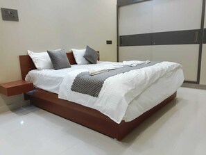 8 bedrooms, iron/ironing board, WiFi, bed sheets