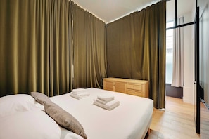 2 slaapkamers, een bureau, een strijkplank/strijkijzer, wifi