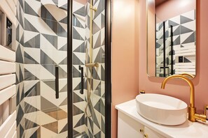 Douche, sèche-cheveux, serviettes fournies