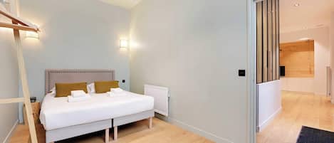 2 bedrooms, desk, iron/ironing board, WiFi