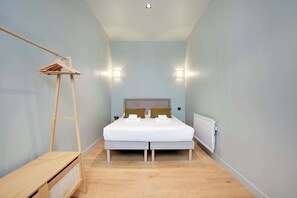 2 bedrooms, desk, iron/ironing board, WiFi