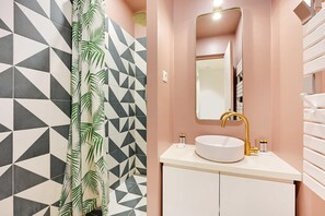 Shower, hair dryer, towels, shampoo