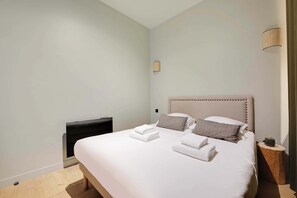2 bedrooms, desk, iron/ironing board, WiFi