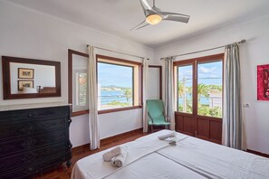 5 bedrooms, iron/ironing board, WiFi, bed sheets