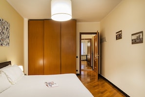 Iron/ironing board, free WiFi, bed sheets