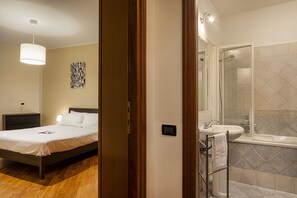 Douche, séchoir à cheveux, bidet, serviettes fournies