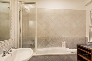 Dusche, Haartrockner, Bidet, Handtücher