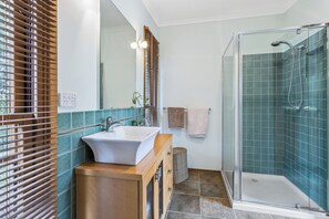 Shower - Wavecrest Escape: 3  BR, 2  BA House in Sorrento, Sleeps 7 (Sorrento)