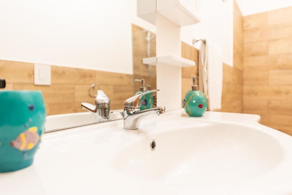 Douche, sèche-cheveux, bidet, serviettes fournies