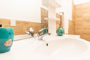 Dusche, Haartrockner, Bidet, Handtücher