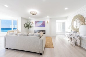 Smart TV - Beachfront Wraparound Balcony (Miramar Beach)