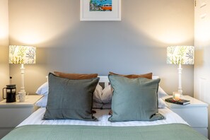 5 quartos, ferros/tábuas de passar roupa, berço de viagem