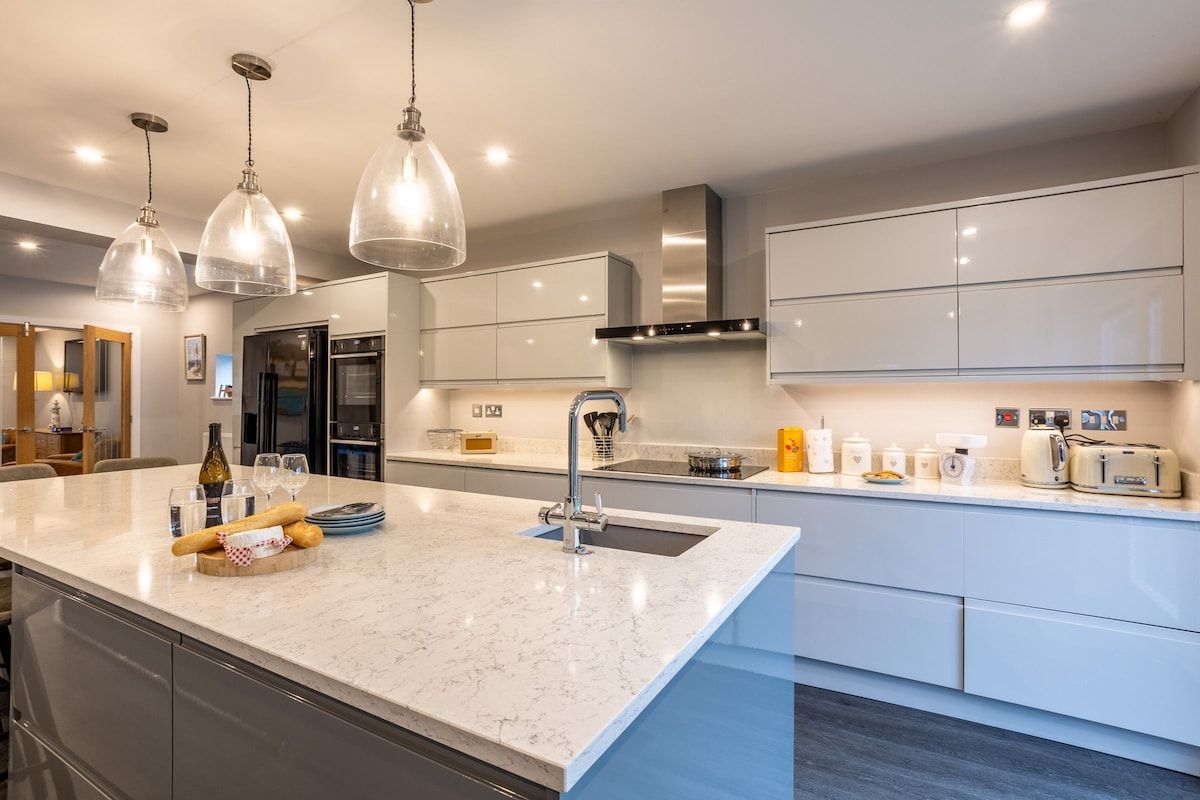Dwylan, spacious five-bedroom family holiday home sleeping ten in the heart of Rhosneigr, Anglesey