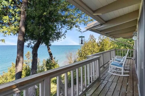 Cedar Bluff - Gorgeous View! Located in the Tunnel of Trees! Private Beach!