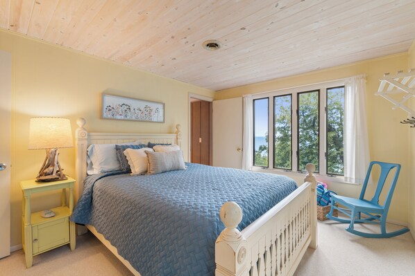 3 bedrooms, desk, WiFi, bed sheets - Cedar Bluff - Gorgeous View! Located in the Tunnel of Trees! Private Beach! (Harbor Springs)