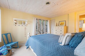 3 bedrooms, desk, WiFi, bed sheets - Cedar Bluff - Gorgeous View! Located in the Tunnel of Trees! Private Beach! (Harbor Springs)