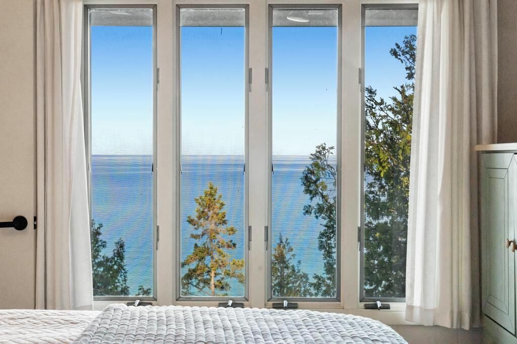 3 bedrooms, desk, WiFi, bed sheets