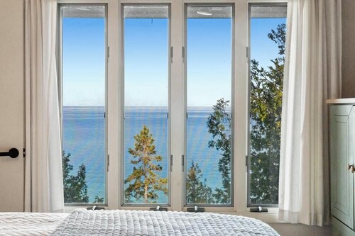 Cedar Bluff - Gorgeous View! Located in the Tunnel of Trees! Private Beach!